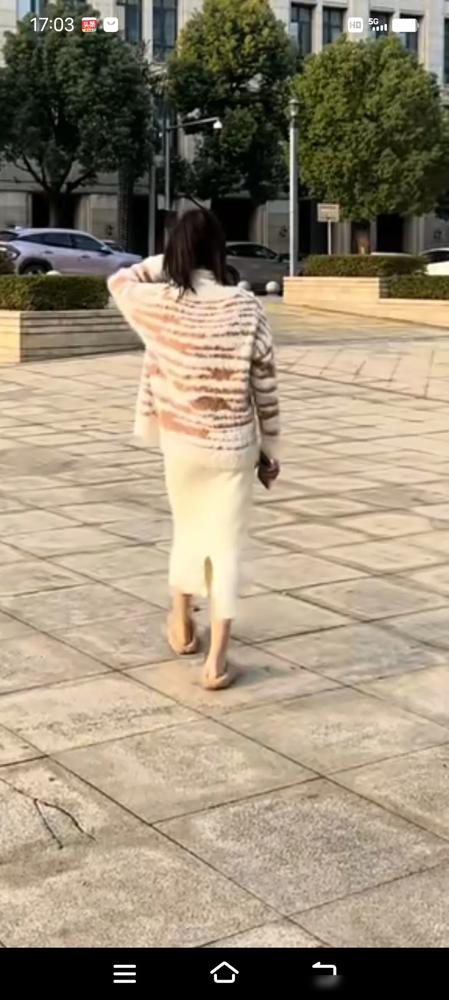 遭心！一句醉酒话夫妻离婚了。事因，丈夫喝多了坐在路边哭，远嫁的妻子过来问丈夫？你