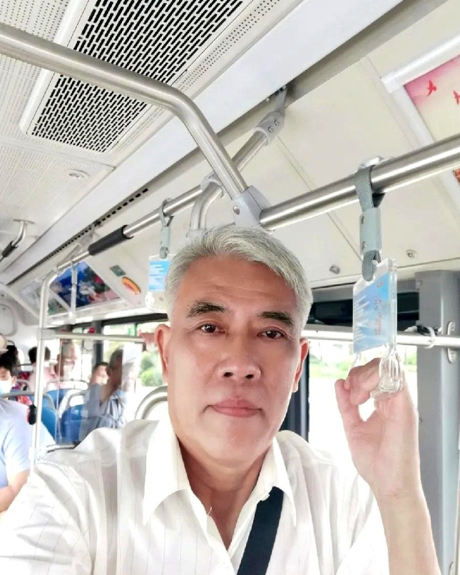 免费的未必就是好的。老年免费乘坐公交车，会造成公共资源浪费，也有失公允。我也