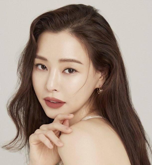 她是韩国名门学霸，选美成功进娱乐圈，38嫁人39生女成就励志人生李哈妮1983