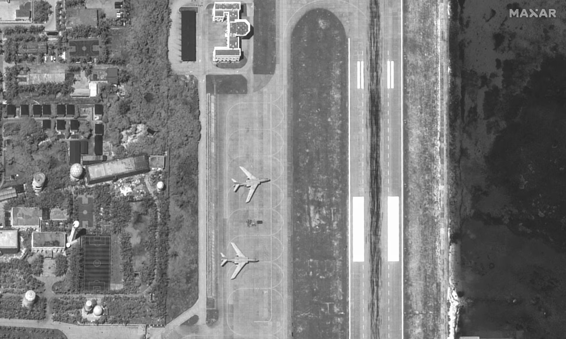 【西方媒体炒作#轰6K部署南海永兴岛#】西方媒体再次炒作中国空军在我永兴岛上部署