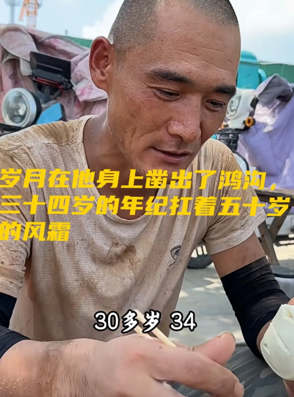 真看不了这种镜头！太令人心疼了。一采访者专门到工地采访工人兄弟们的真实生活。
