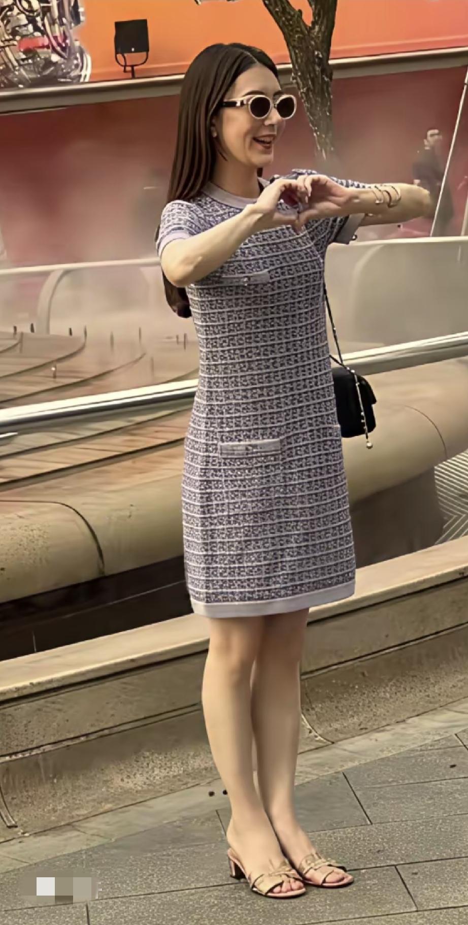 女人生育多了老的快，这话有一定道理的。八年抱仨娃的方媛，脸上的沧桑肉眼可见，两