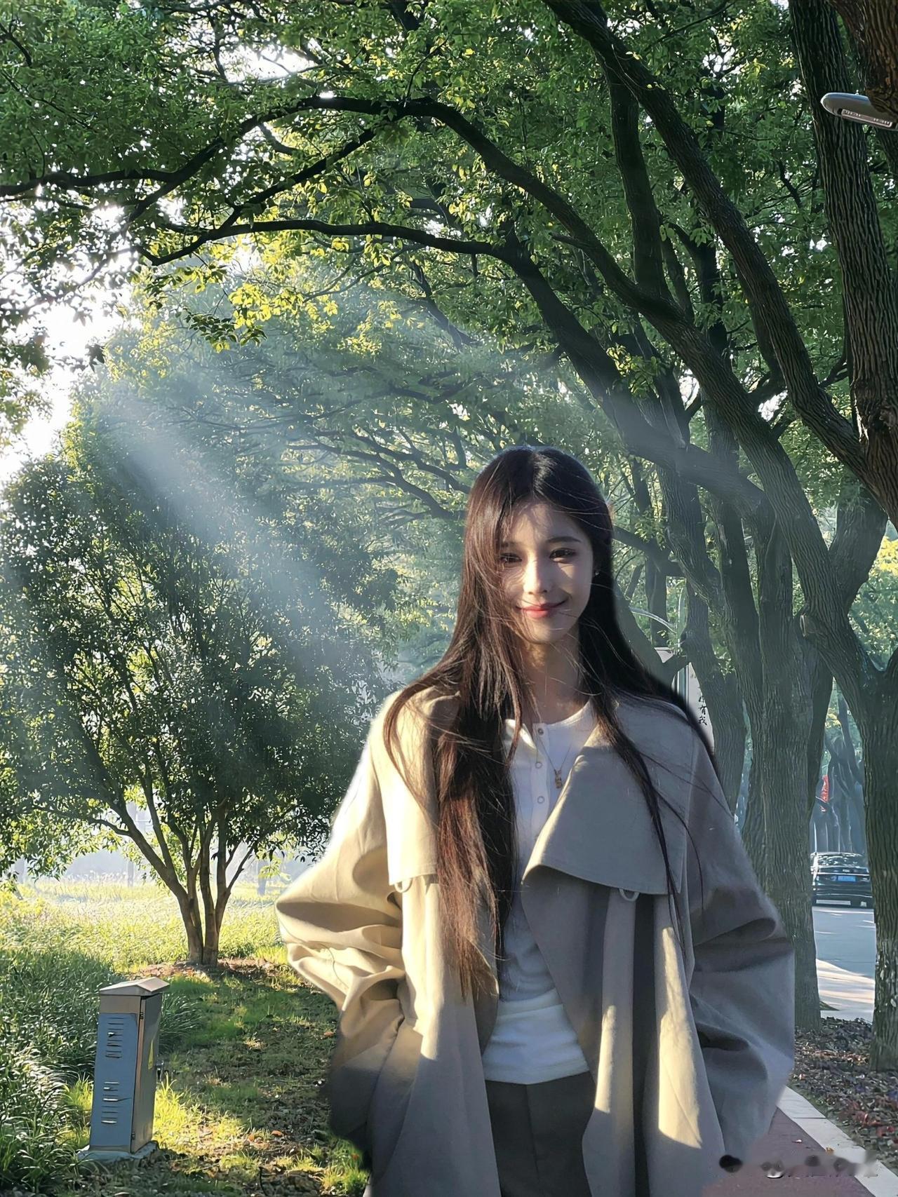 阳光洒落，树影婆娑，少女漫步在林间小道。