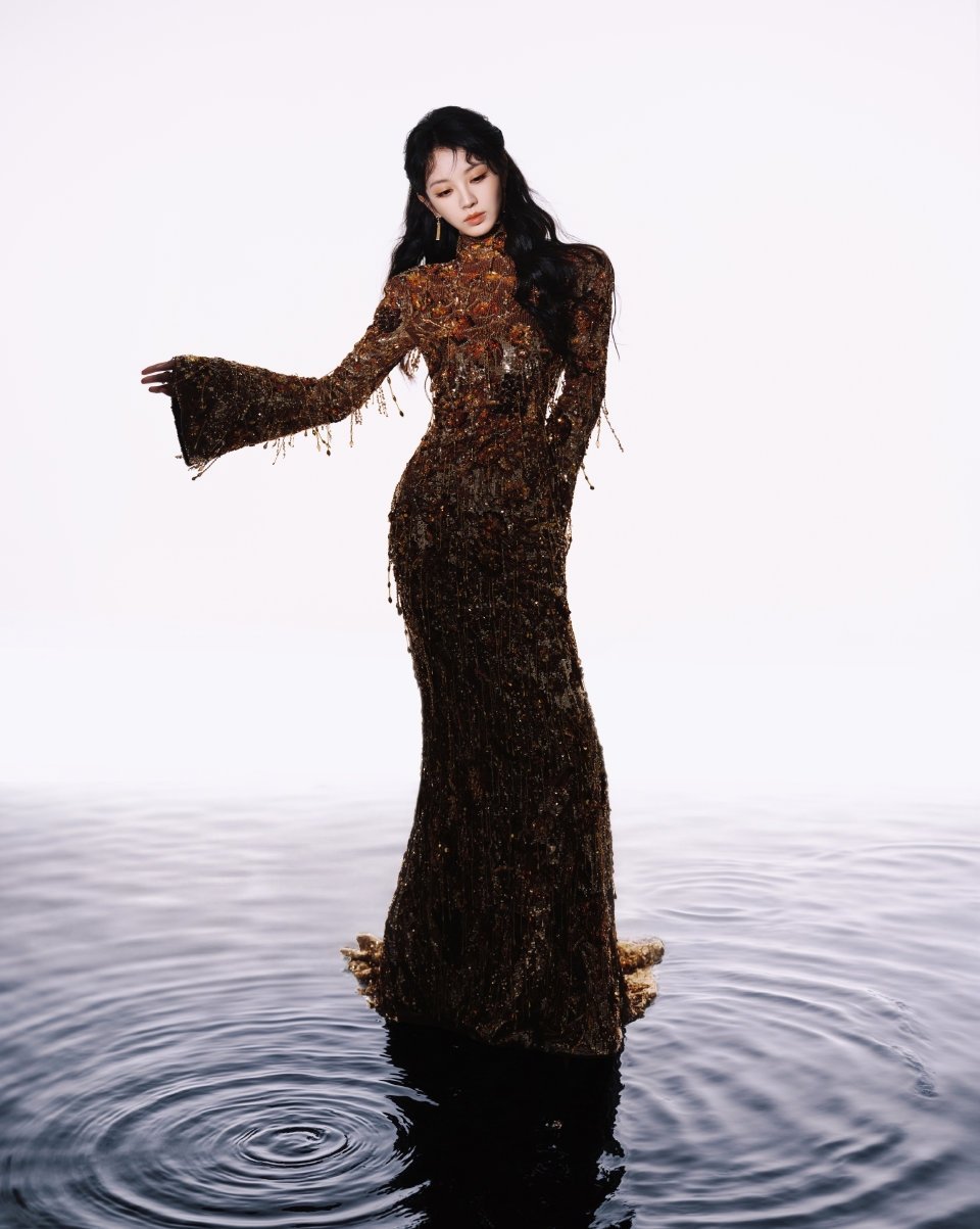 田曦薇金色流苏裙田曦薇身着金色流苏裙亮相的模样，简直是把鎏金岁月穿在了身上，耀眼