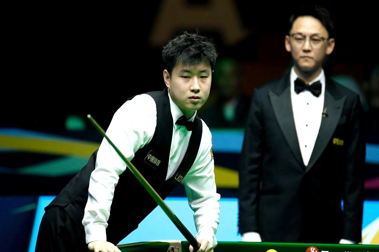 奖金涨两万，四强也值钱。赵心童4比3啃下艾伦，决胜局127分，把15万英