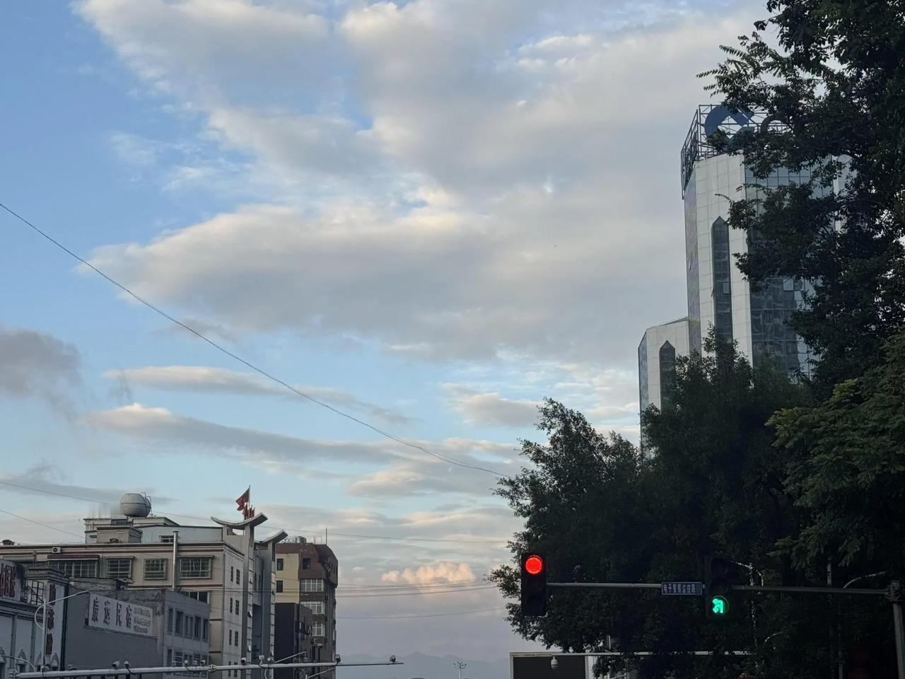 27岁被提拔为中层副职后的生活怎么说呢，以前还经常和办公室同期进来的搭子吐槽工