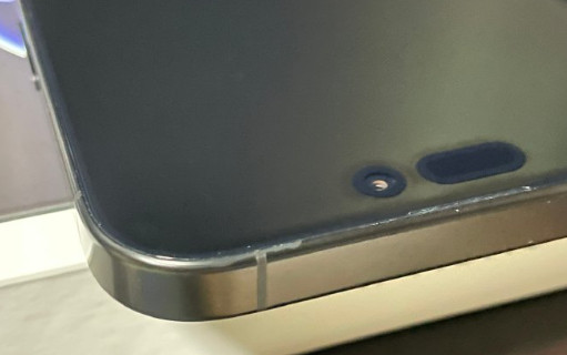 iPhone16全系列有多个批次的防水胶在材料上有问题，放在阳光下暴晒会出现防