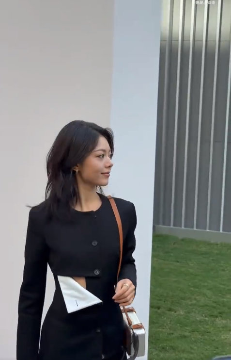 #赵今麦熟女##赵今麦露腰西装裙#赵今麦熟女，赵今麦露腰西装裙，谁懂这个麦麦扑面而来的熟女清透感啊，