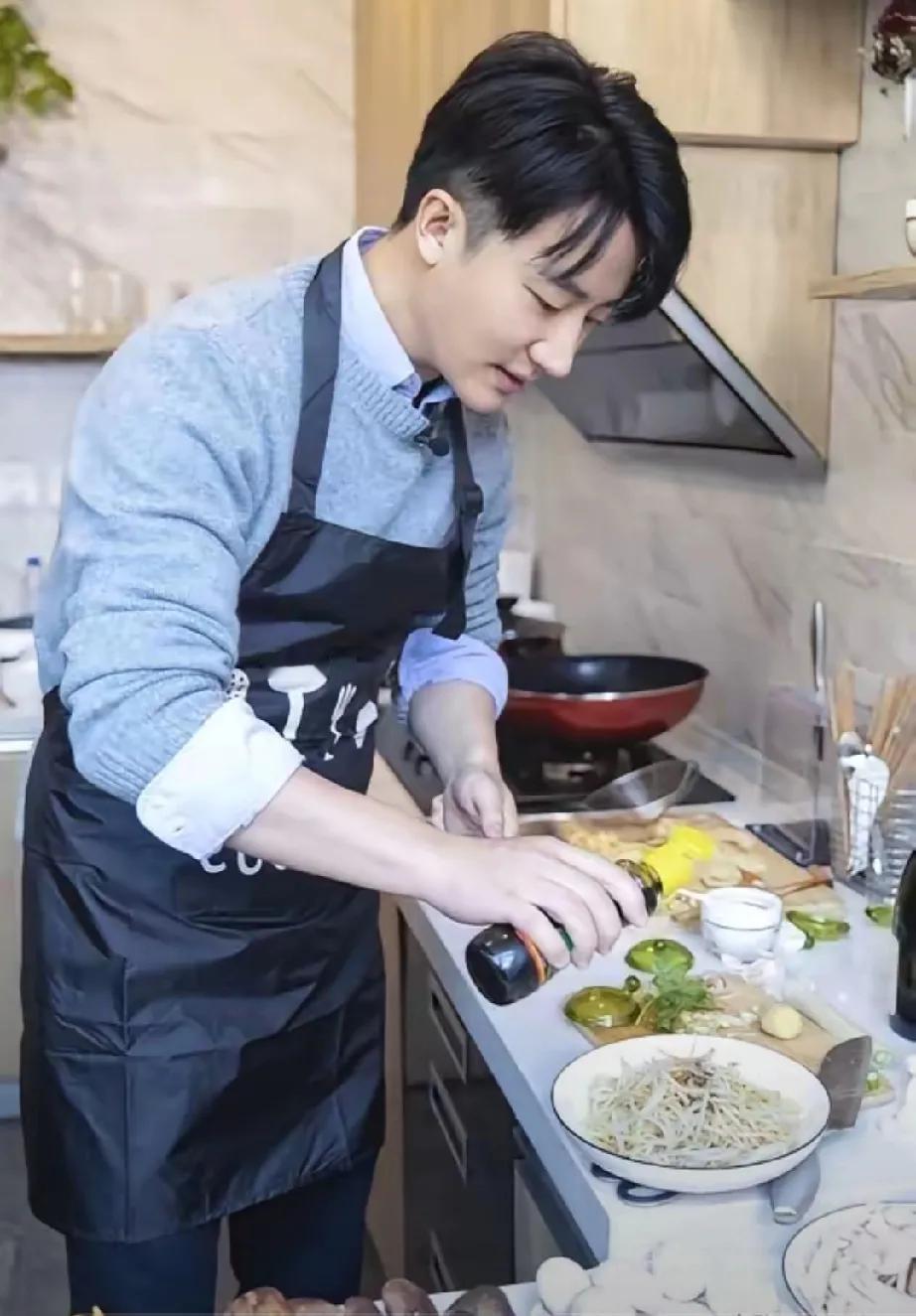 黄轩咋就成了导演们的“香饽饽”？冯小刚早就点破了——业务能力过硬，气质独特，还低