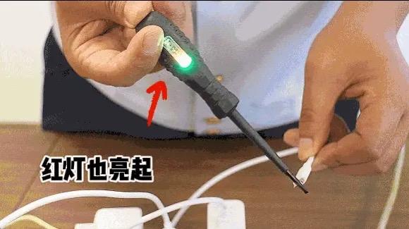 充完电不拔充电器，是在拿命豪赌“不就一个充电器嘛，拔来拔去多麻烦能出什么事？