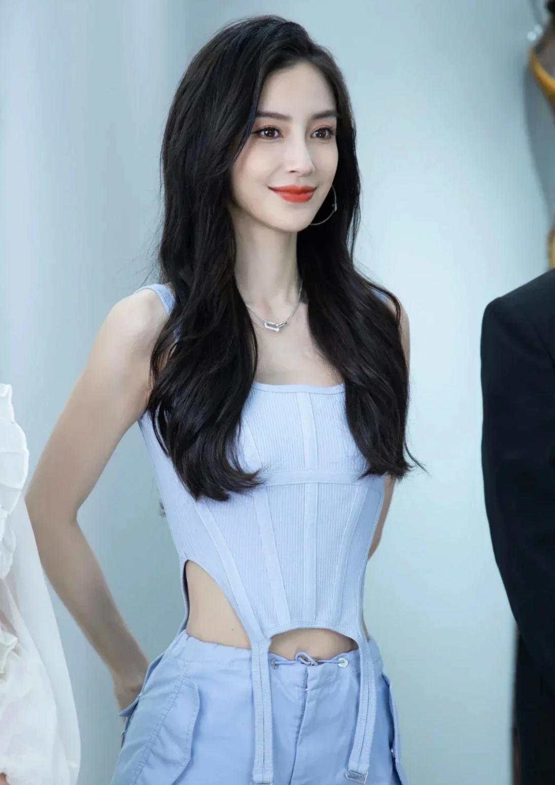 看来一段已经不好的婚姻结束是对的，离婚后的baby颜值没上限了，精致美得像个