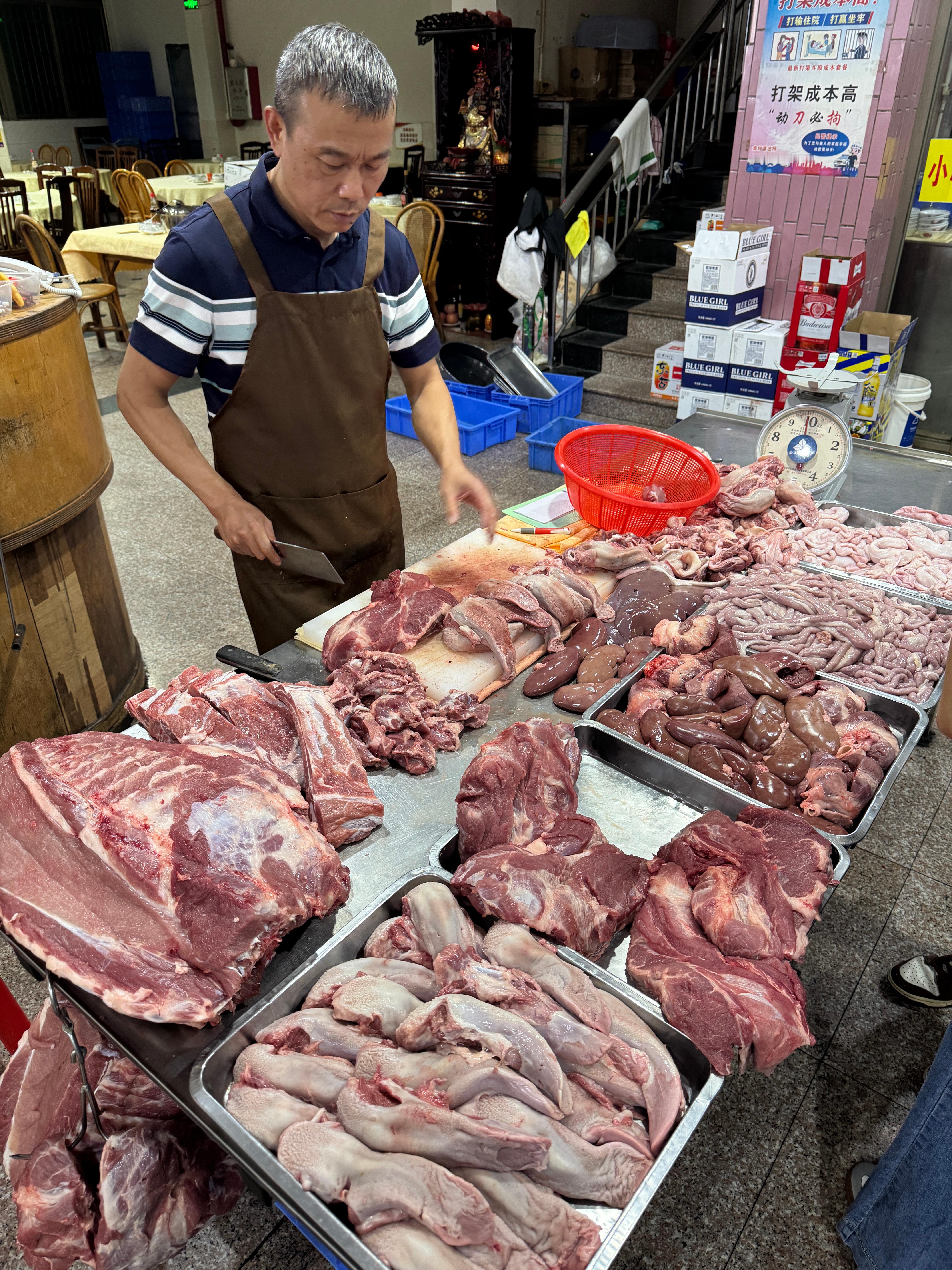 请客带着我跟一起吃了顿特别棒的宵夜！新鲜的猪杂现场分割～很广东​​​
