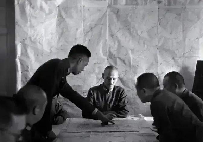 1936年12月25日下午，张学良亲送老蒋回南京，走前，老蒋对张学良说：“汉卿，我看你不用送了。南京