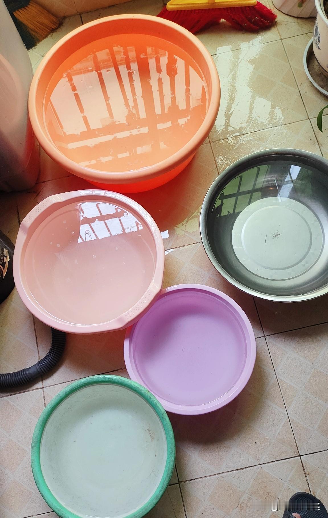 老铁们，买洗衣机千万别买波轮洗衣机，因为它真的太太费水了！今天我也是手贱，想接