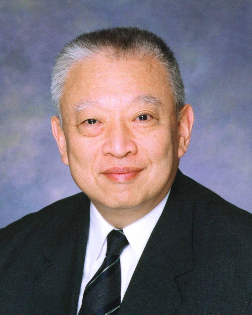 熟悉香港发展历程的人都清楚，董建华先生是真正为香港扛过风雨的人，也是一国两制最坚