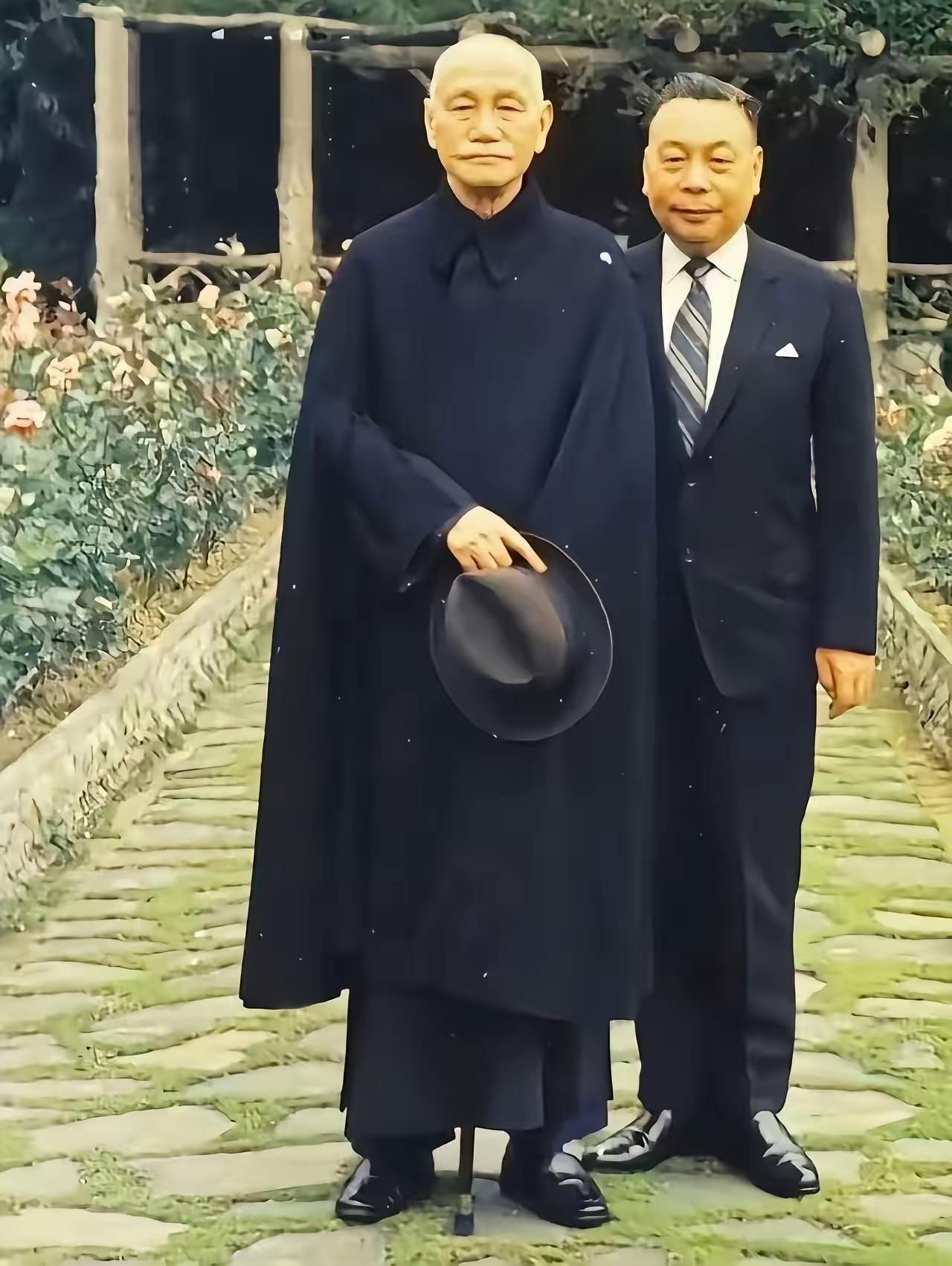 这是1975年3月29日，台湾士林官邸，蒋介石和蒋经国的最后一张合影。1975年