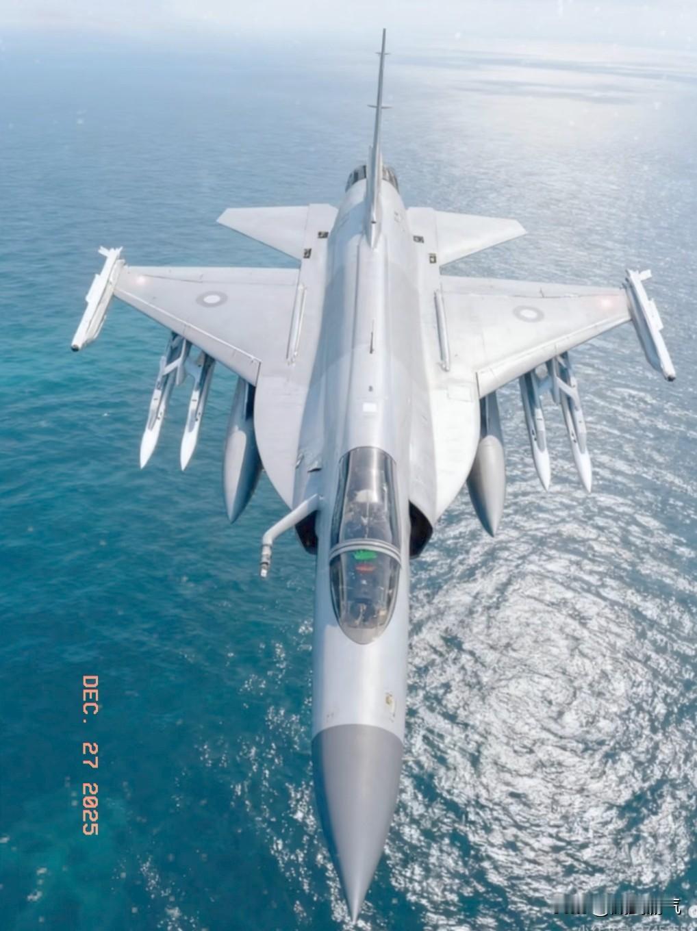 全中国人都在给国家出主意到底要怎么反制美国对台海的军售，有的说在运输途中摧毁它，