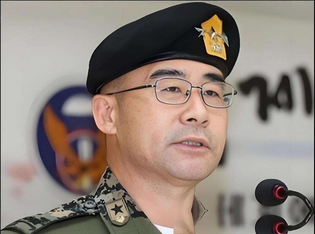 听说有个韩国军事专家急眼了，直接把一层不敢挑破的窗户纸给捅破了。他放话说，现在放