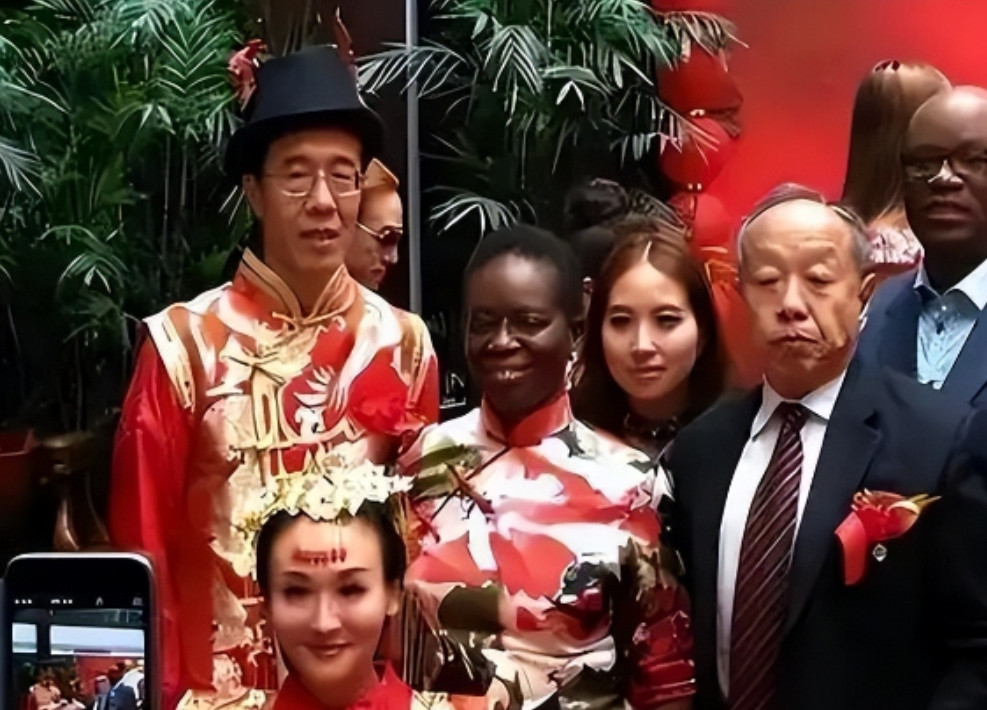 这就是嫁给美国人的下场！2017年，曾经的央视著名主持人，爱上富豪后，远赴美国，