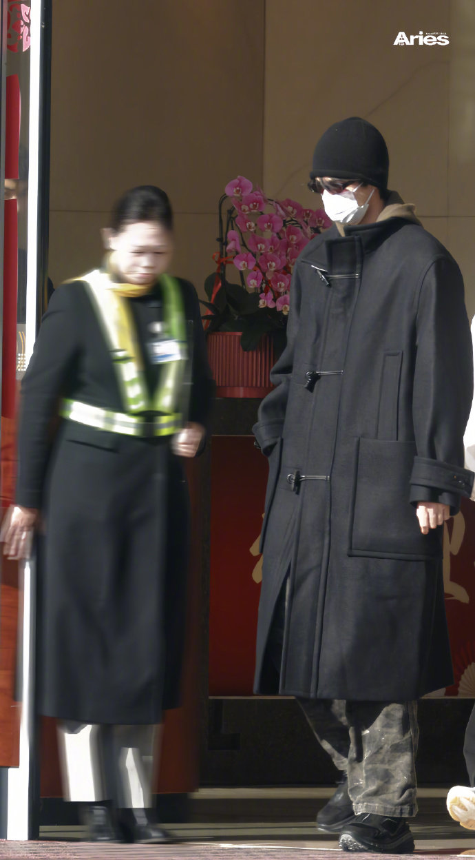 宋威龙抵京参加微博之夜哪怕只露个眉眼也是顶级神颜！宋威龙顺利抵达北京，即将在微