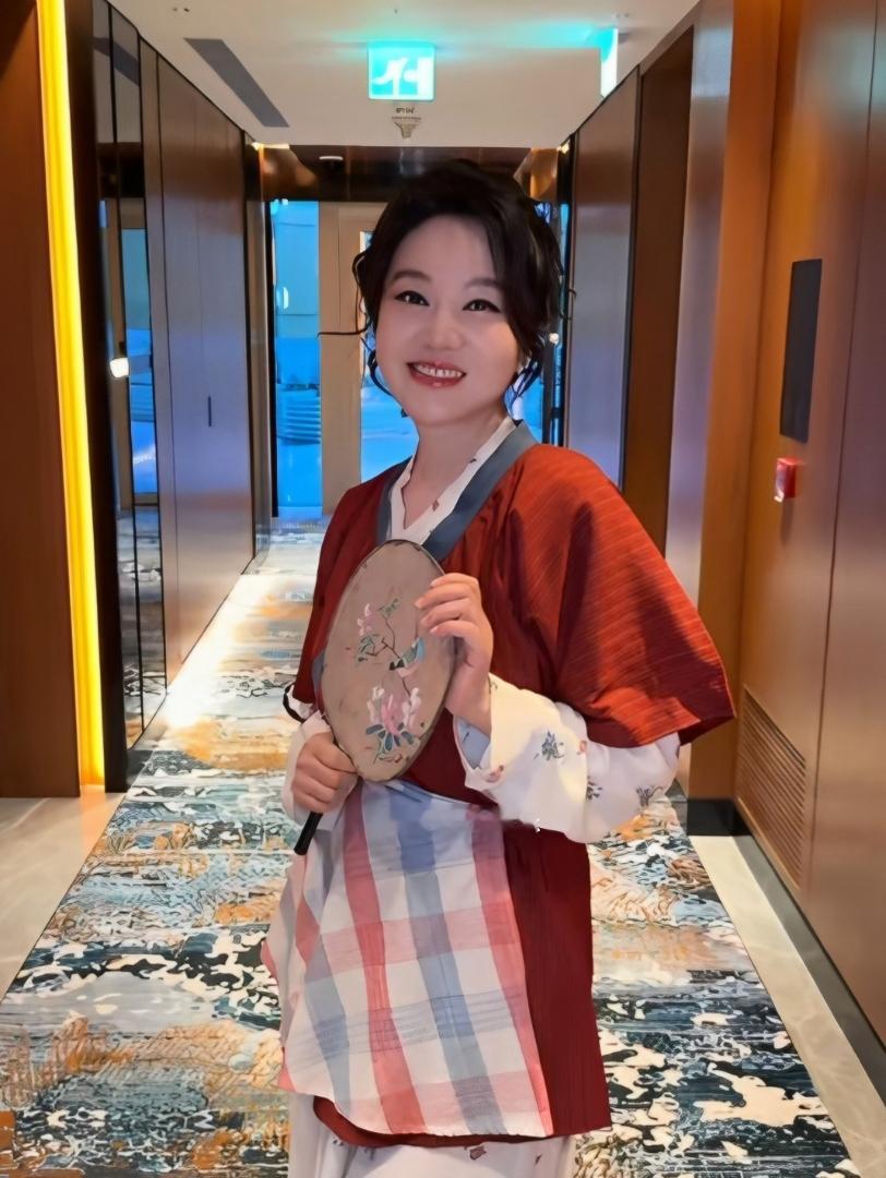 55岁闫妮穿上二十年前佟掌柜的戏服，状态依旧抗打，2026版佟湘玉依旧惊艳众人。闫妮皮肤白皙又紧致，