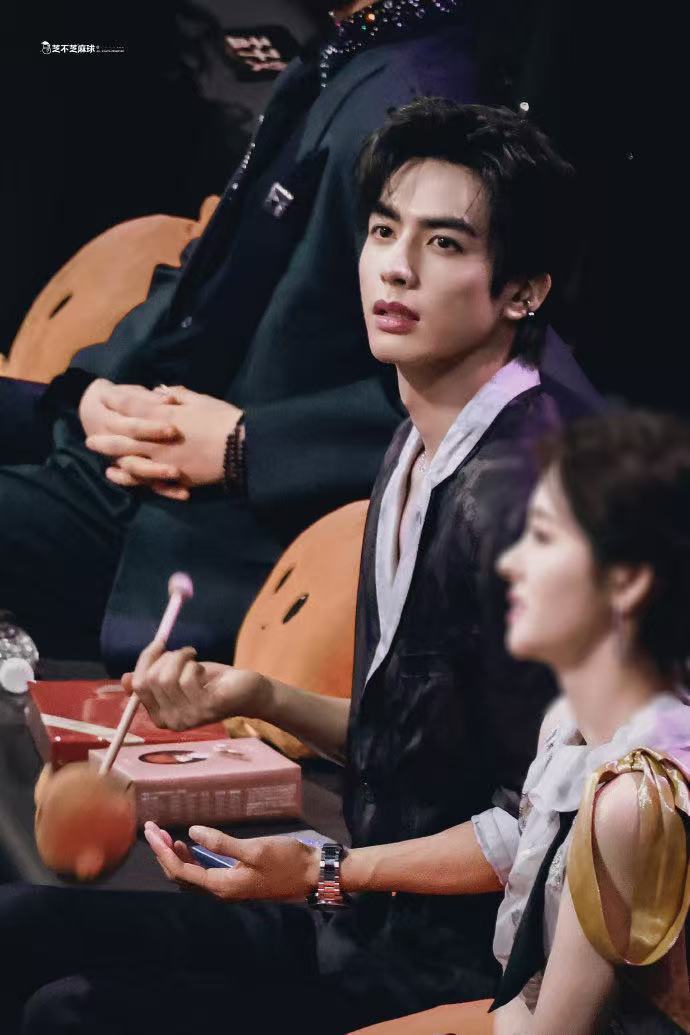 宋威龙哇哦极简西装封神！185cm身形撑满剪裁，宽肩窄腰勾勒倒三角，清冷骨相