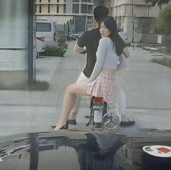 她一直盯着我看是什么意思?