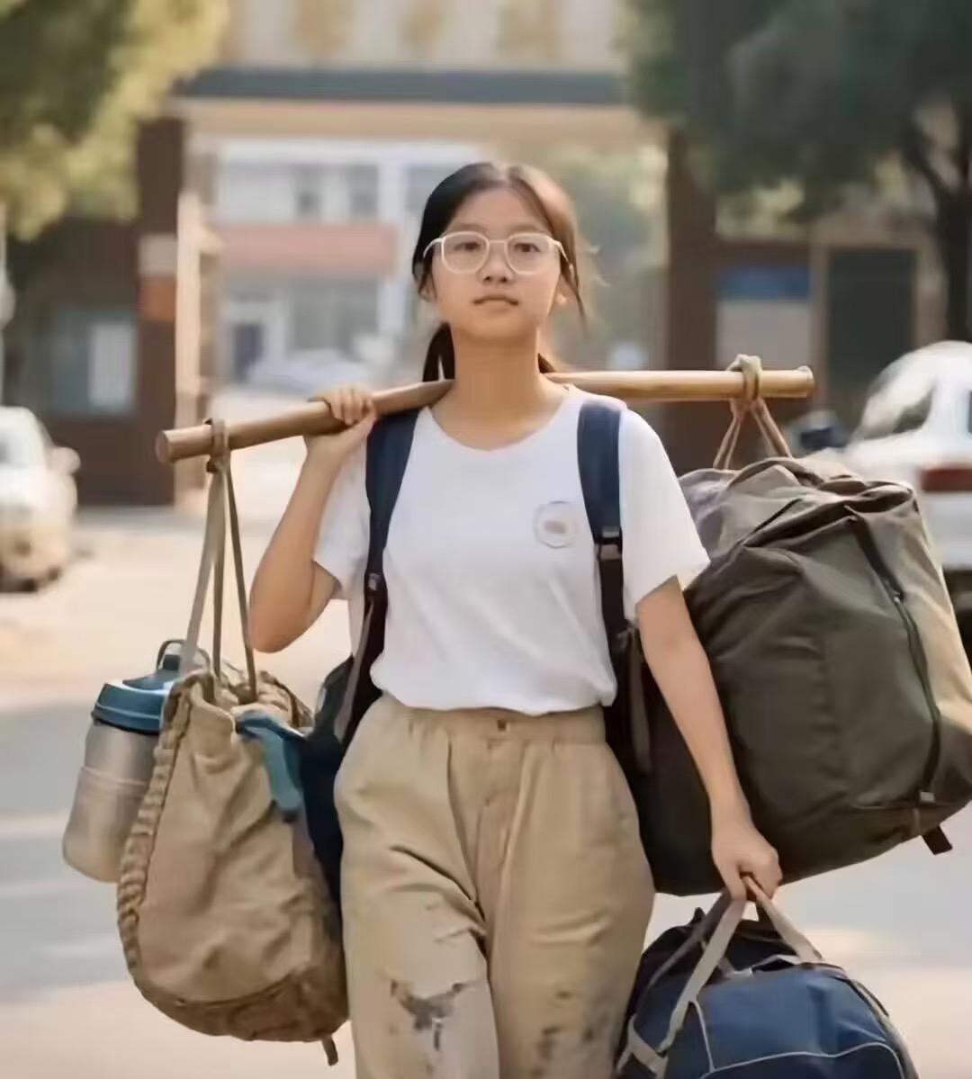 扁担女孩露面接受采访了，这次是新华社。她一开口，就让人感受到这一家子的温暖与