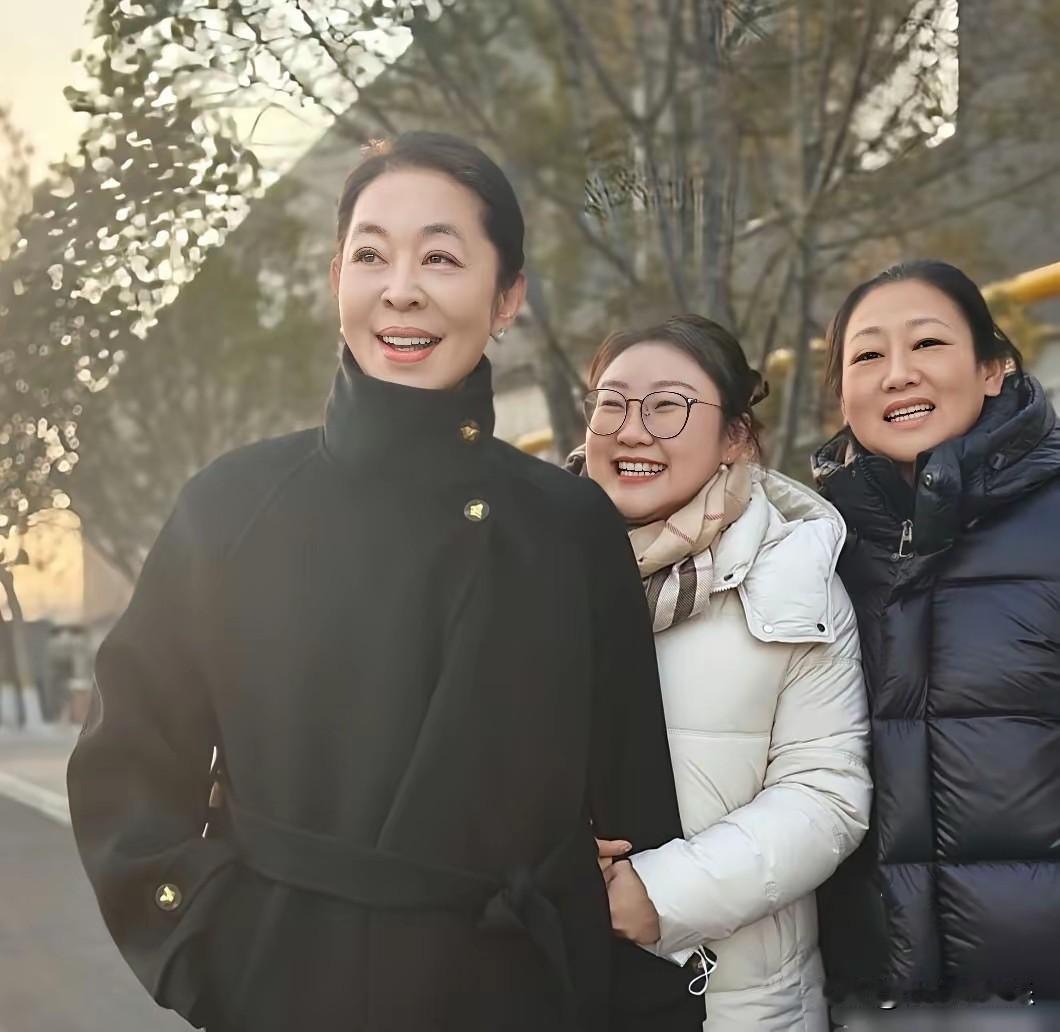 倪萍返老还童以前总认为人其实很公平，不管有钱没钱生老病死一切都命中注定，谁也逃