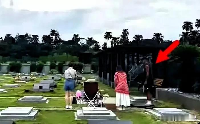 具俊晔又去墓地陪大S了这次穿雨衣跪雨里摆香槟照片引热议8月2号那天，台湾金
