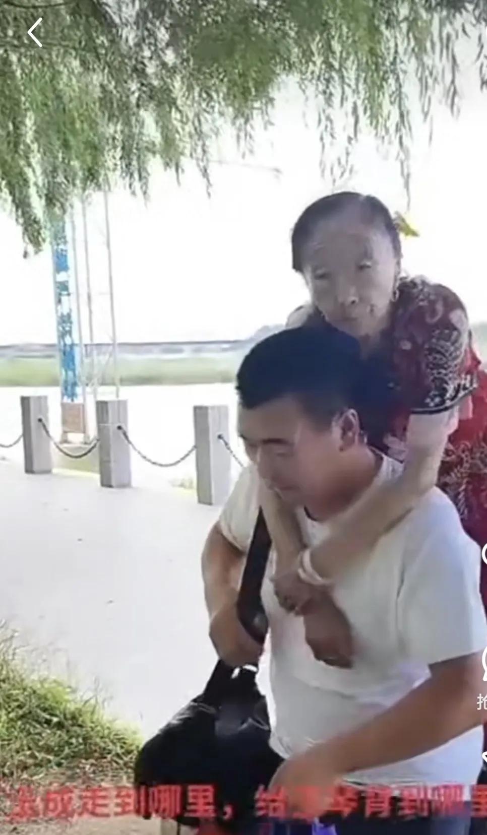 87岁的马玉琴在家根本待不住，这不又逛公园来了？毕竟岁数大了，累得走不动了。小丈
