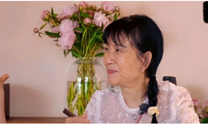 谢娜的妈妈看起来总是很奇怪，年龄很大了却把自己表现得很无知的感觉，打扮的也是小姑