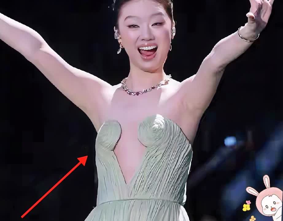 现在最懊恼的女人，估计得是单依纯吧！真的会后悔芭莎之夜选了那件造型扎眼的礼服吧。