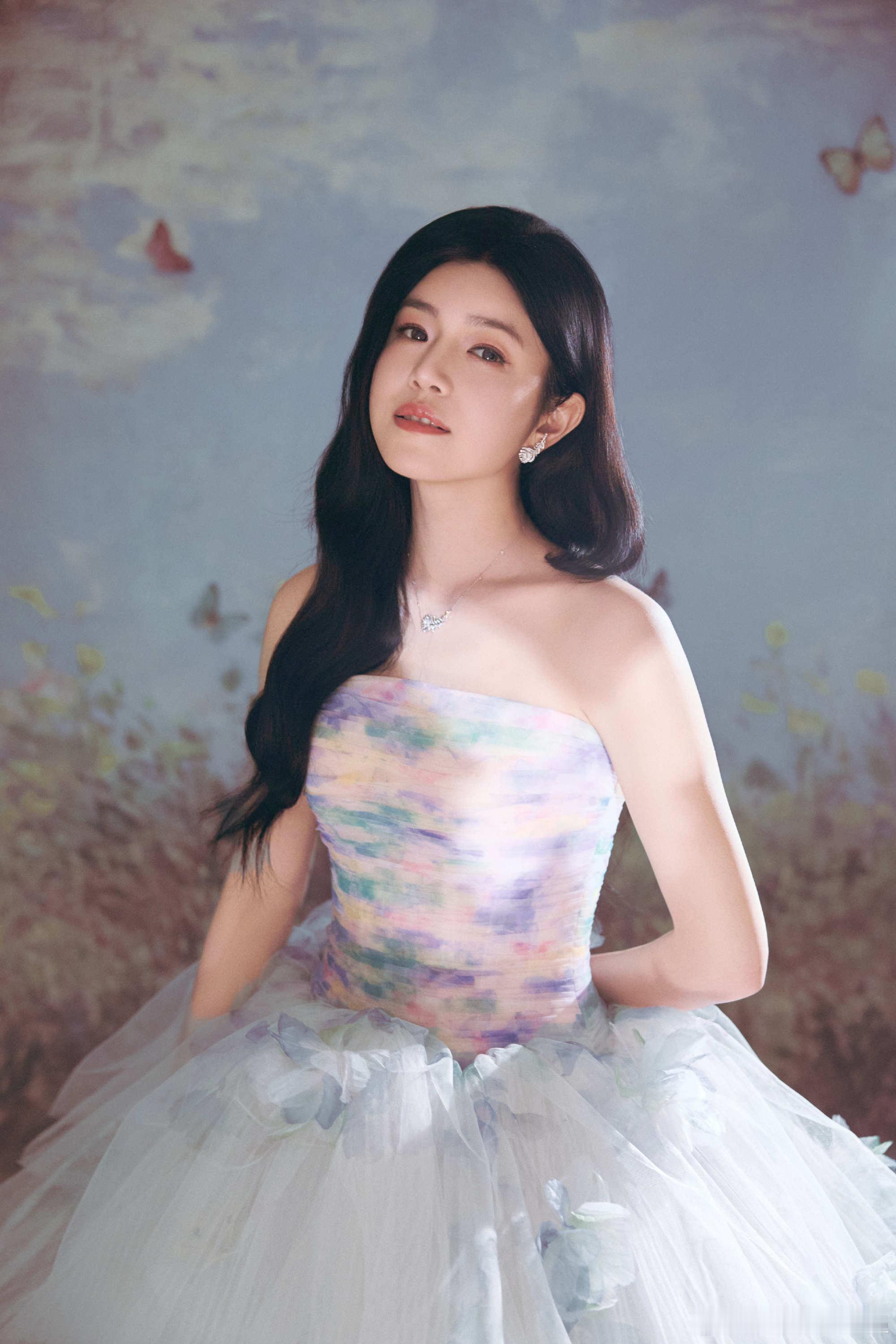 陈妍希和背景板融为一体了这种从油画中走出来的诗意感，不是随便谁都能撑住的。她的