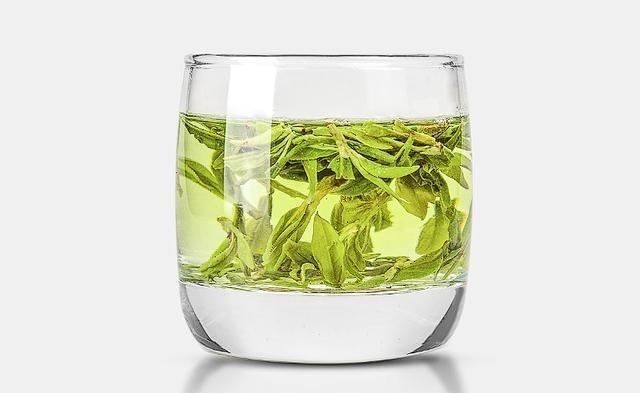 生活中，我们常常在茶和白开水之间犹豫，尤其是当我们想到它们对身体的益处时，常常不