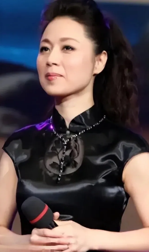 她这么漂亮、这么有才华，为什么在事业如日中天的时候，选择了离开？事业跟爱情、婚姻