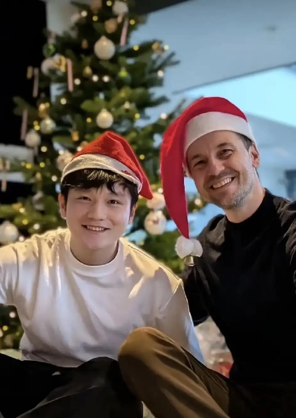 笑得像刚领了年终奖的樊神，背后是一场精心计算的跨国流动。德国乒协掏的薪水比国内高