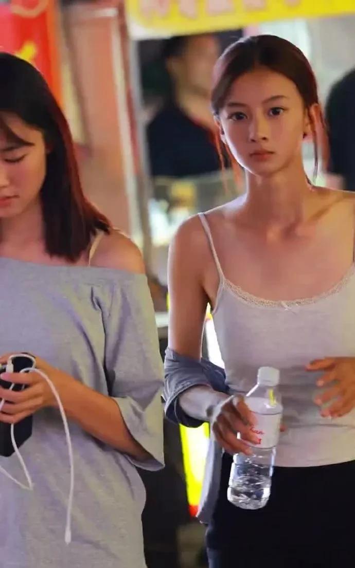 这位素颜女孩火了！网友说很像年轻时的张柏芝，纷纷喊话于正赶紧给安排个角色。于