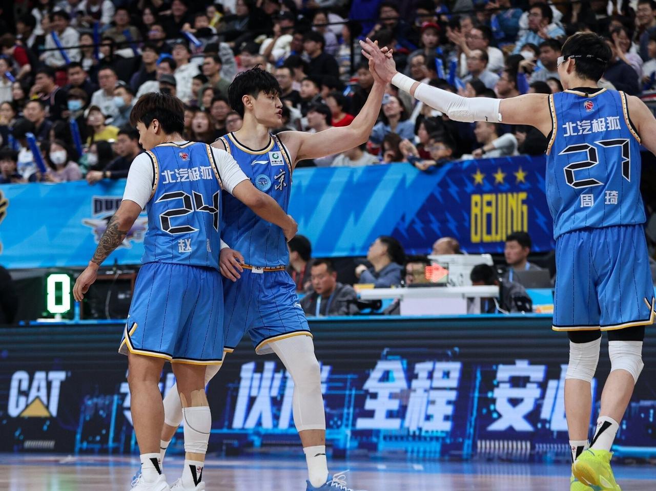 CBA最新消息：据北京男篮主教练许利民指导接受采访时表示：“从方方面面看这都是一