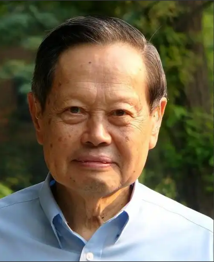 2012年，杨振宁曾顶着骂名阻止建造2000亿的大型粒子对撞机，这也惹怒了中科院