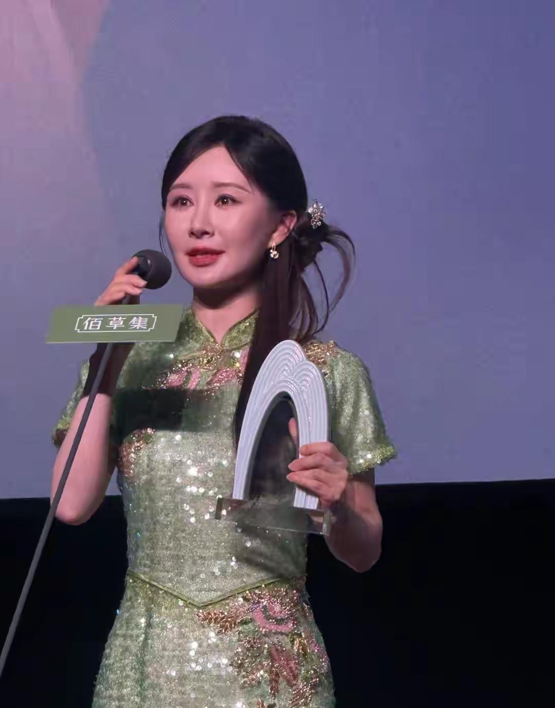 不知道她为什么老那么快那时候的小玉多好看真的才38吗[捂脸哭]看她的短剧，脸都