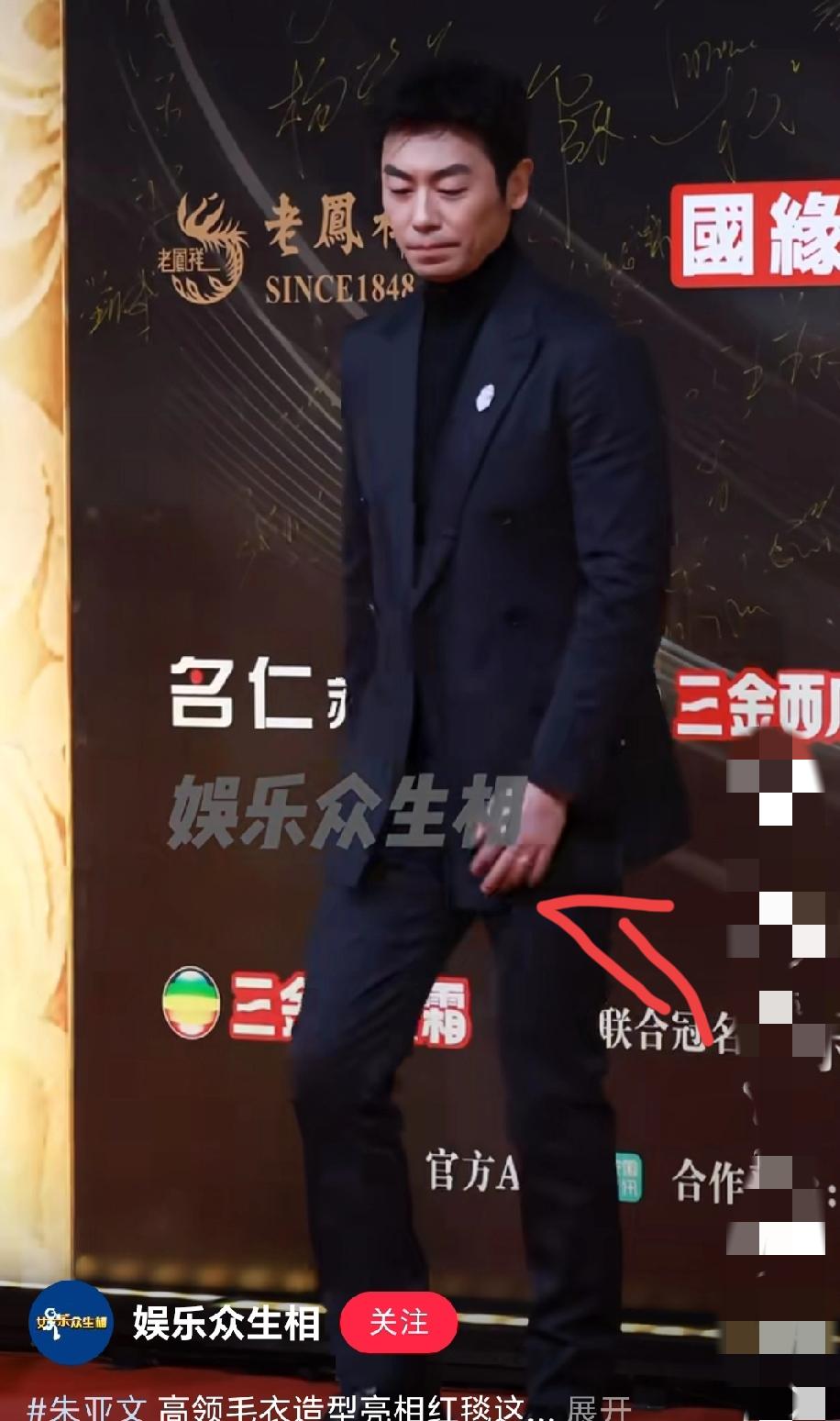 41岁的朱亚文出席国剧盛典，不知道大家发现一个细节没有？朱亚文的手非常“不对