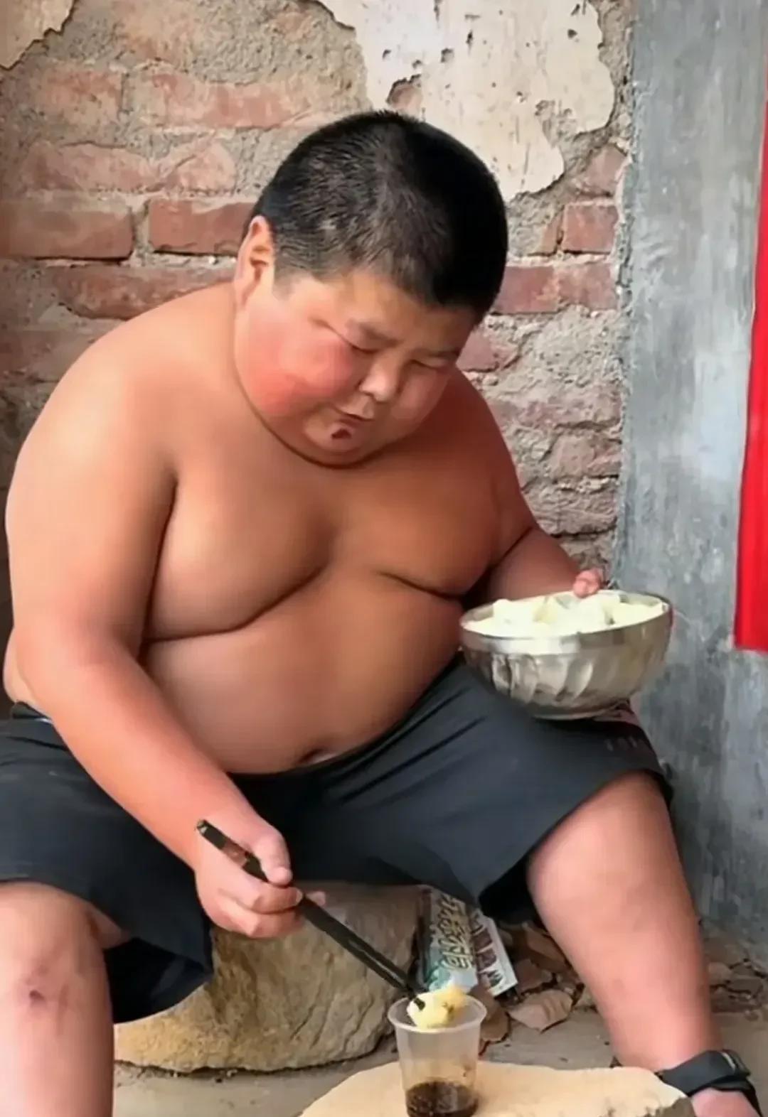 真是感觉，所有孩子出镜当网红的，都该禁止，严禁出镜才对！看，这个孩子爱喝面条，