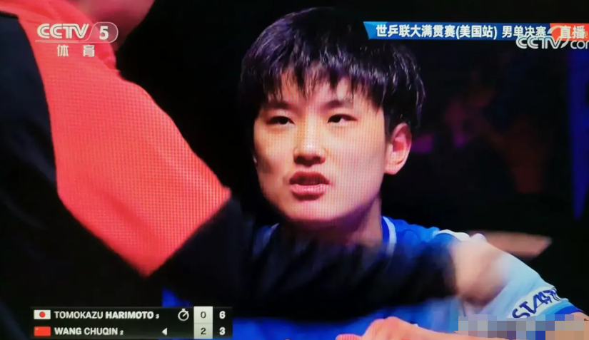 王楚钦最终夺冠，但他居然没有半决赛赢球那么兴奋。第四局9-8的时候，王皓教练