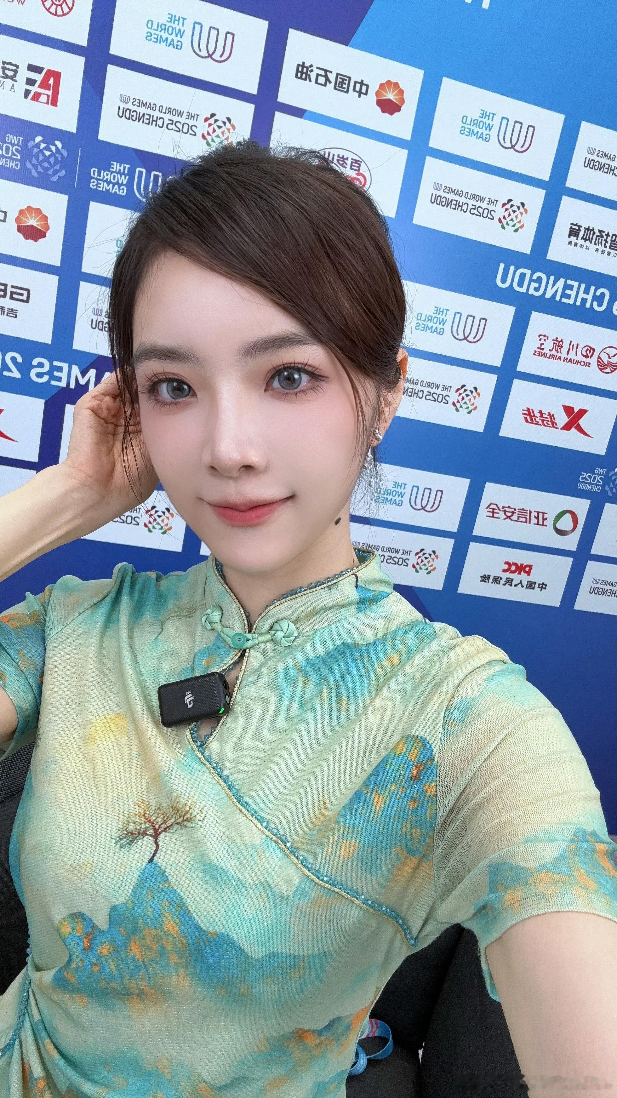 还得是旗袍！LPL主持余霜晒工作照：化妆技术进步很大昂～咱们东方女性配旗袍杀伤