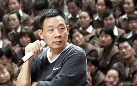 于东来说，胖东来的董事长，包括总经理，50岁不管你有多大的能力，必须下来。基层的