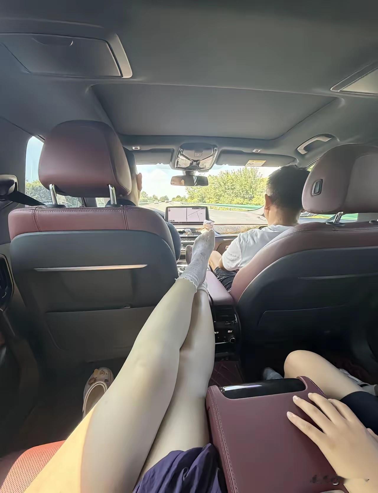 女生高铁上脱鞋翘脚的坏习惯（图3-5），其实许多都是在自己私家车里养成的（图1-