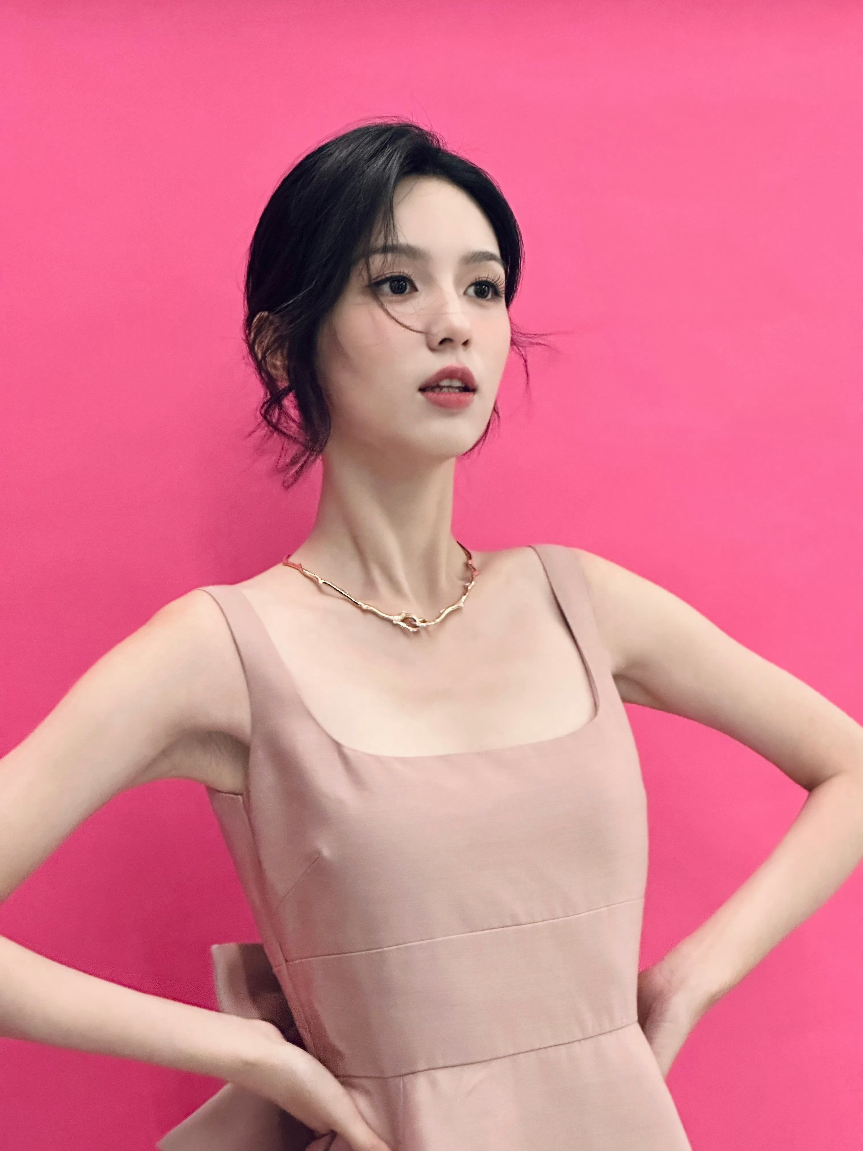 周也蝴蝶结粉裙优雅气质的粉色千金🎀建模脸就是如此权威[抱抱]粉粉惹人爱🫶
