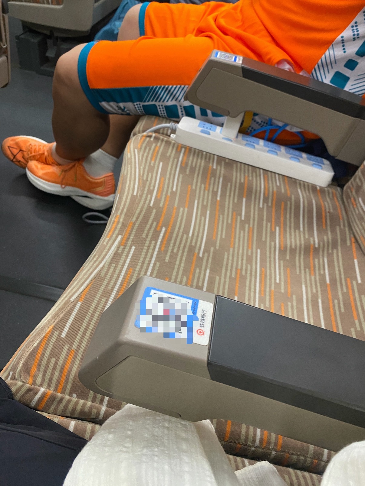 12306回应乘客在高铁上用排插坐高铁看到有人掏出插排，一拖三一拖四，就问你怕不