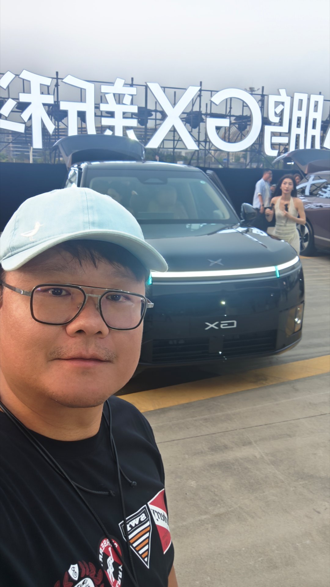 好多人在现场体验实车，这车体量感不错。新科技旗舰小鹏GX今晚预售小鹏GX把四大安